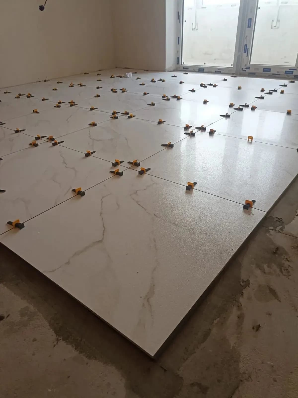 Feinsteinzeugboden auf großer Fläche mit gerader Geometrie Ansicht 4