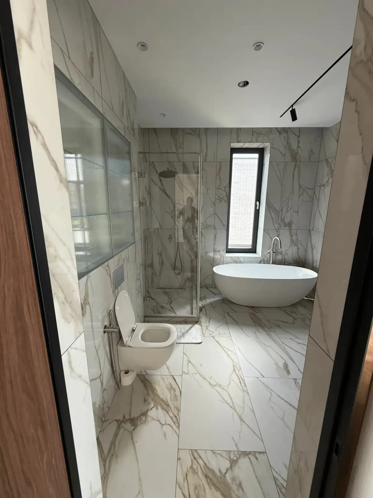 Großes helles Bad mit Wanne, Dusche und ruhiger Geometrie Ansicht 2