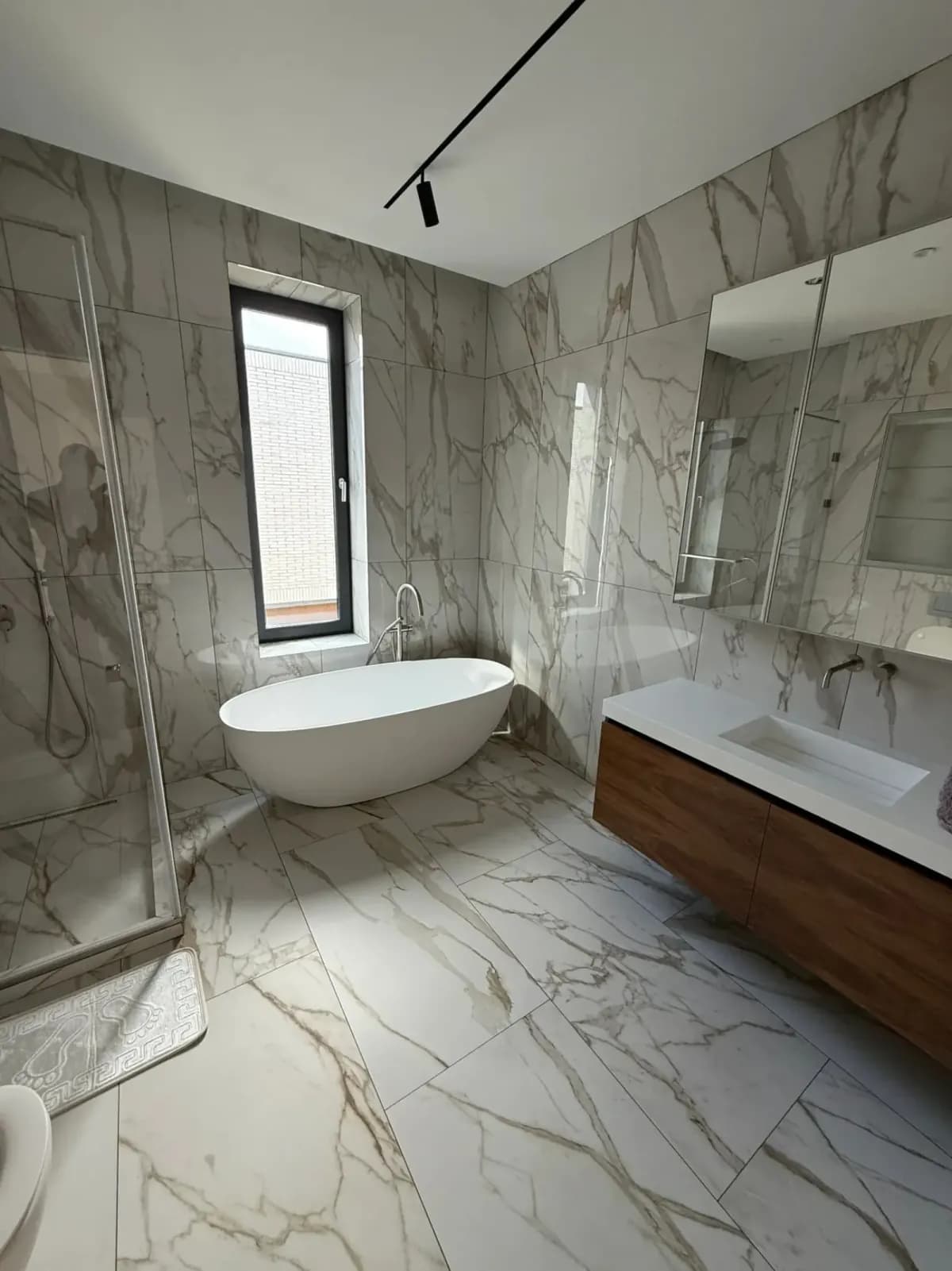 Großes helles Bad mit Wanne, Dusche und ruhiger Geometrie