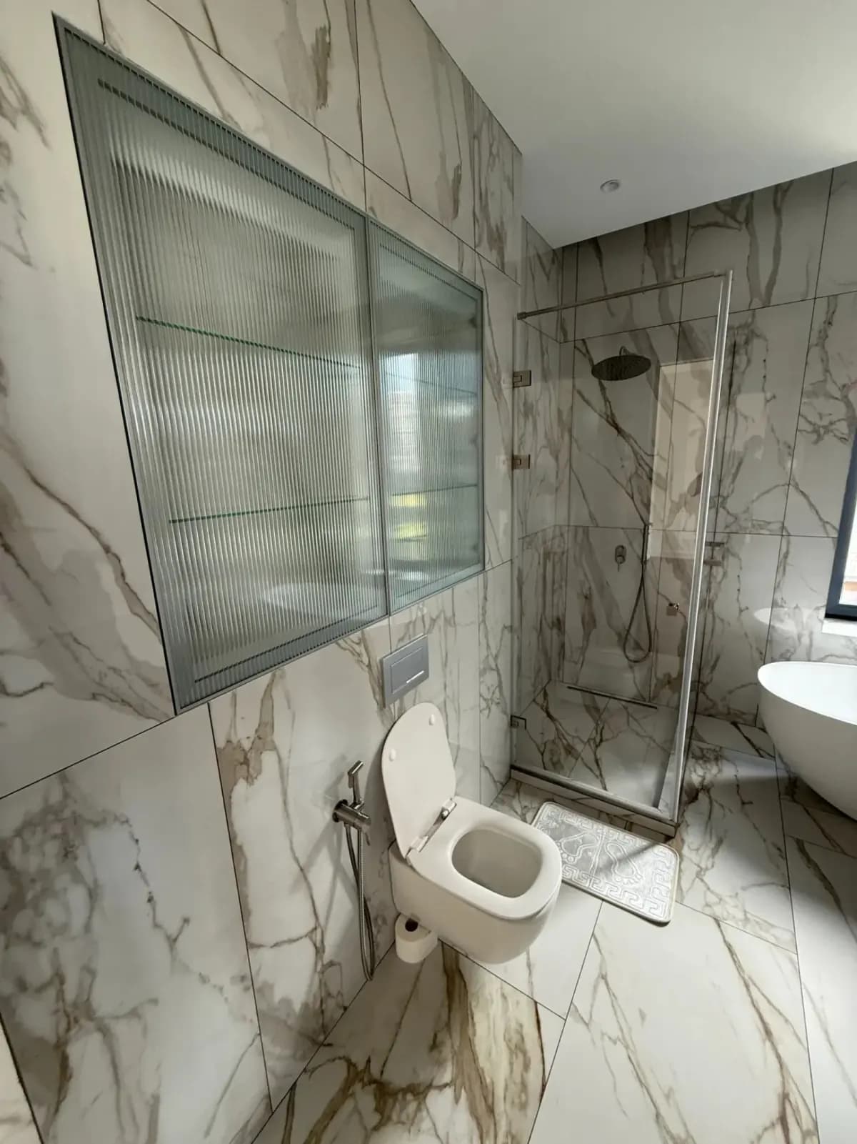 Großes helles Bad mit Wanne, Dusche und ruhiger Geometrie Ansicht 3