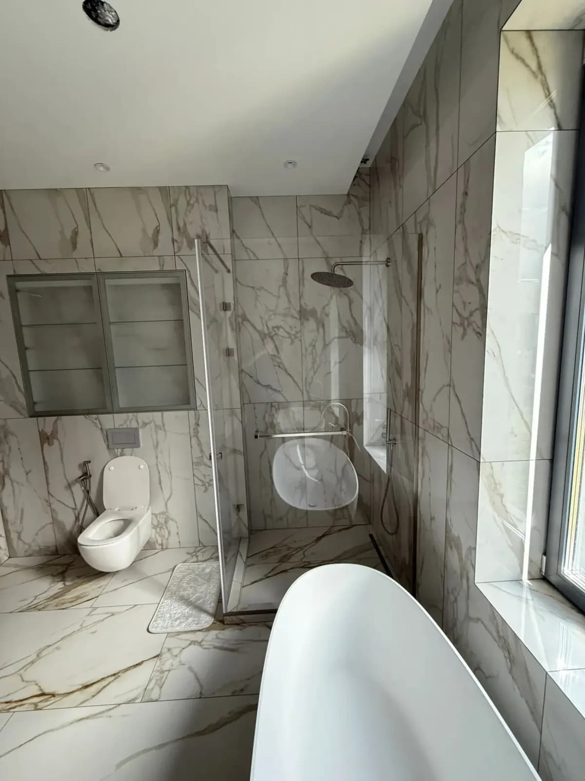 Großes helles Bad mit Wanne, Dusche und ruhiger Geometrie Ansicht 4