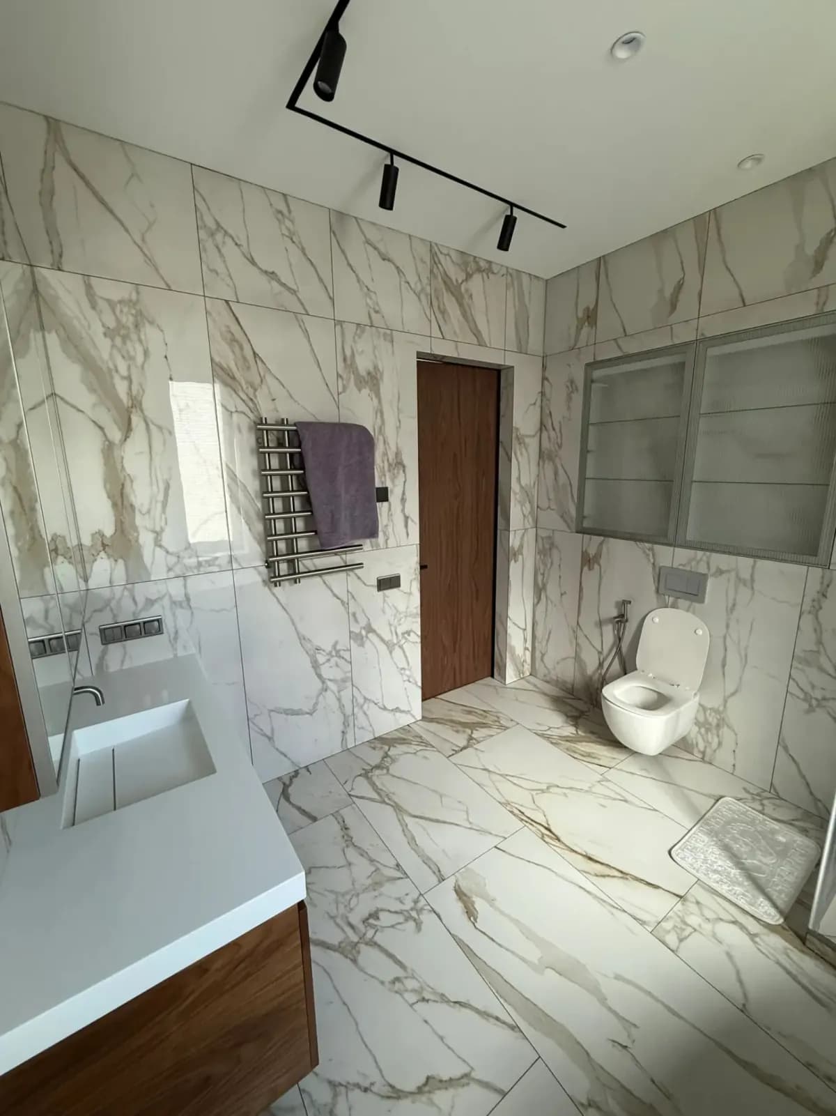 Großes helles Bad mit Wanne, Dusche und ruhiger Geometrie Ansicht 5