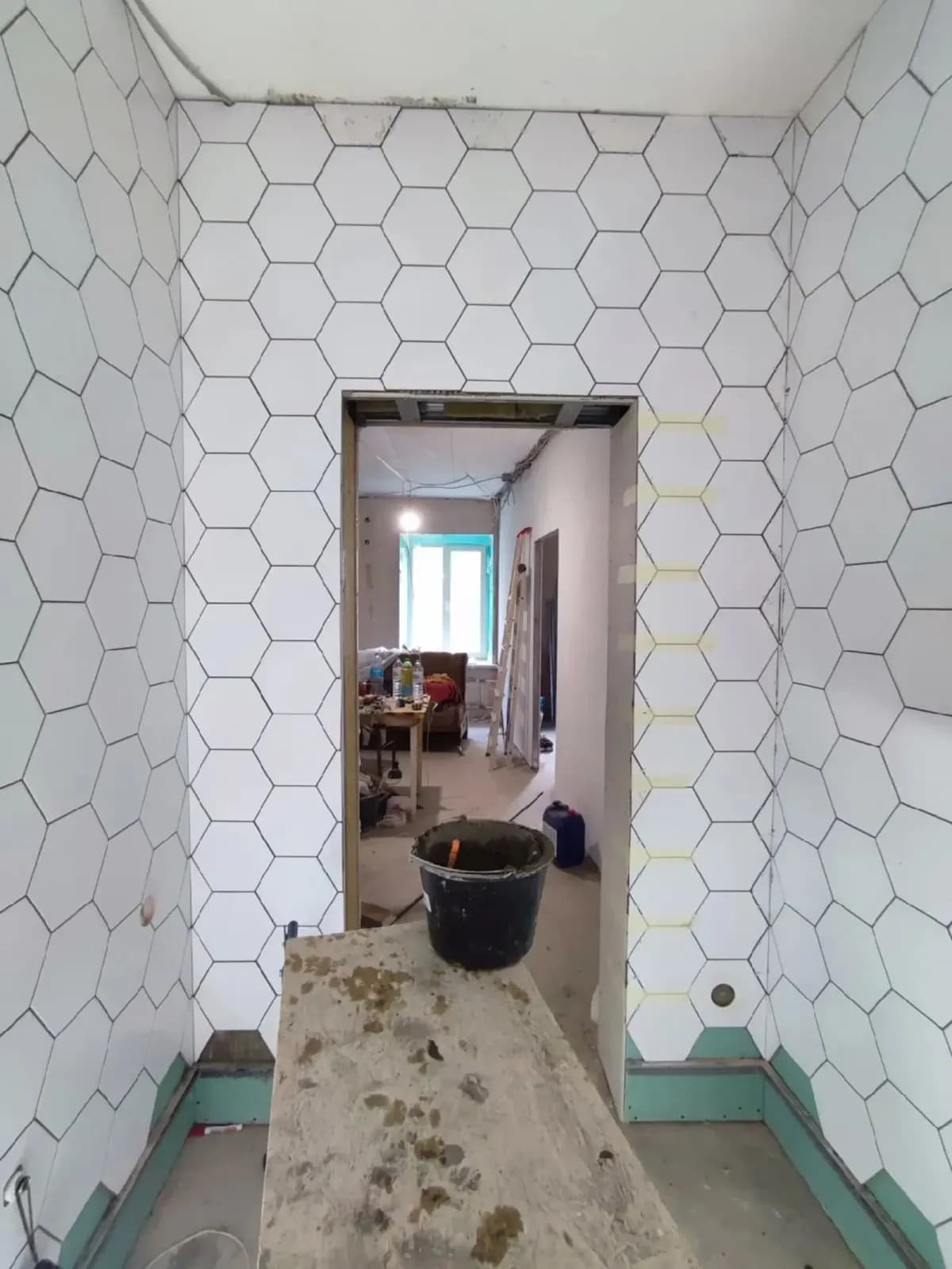 Hexagonfliesen im Übergangsbereich mit sauberem Rand Ansicht 2