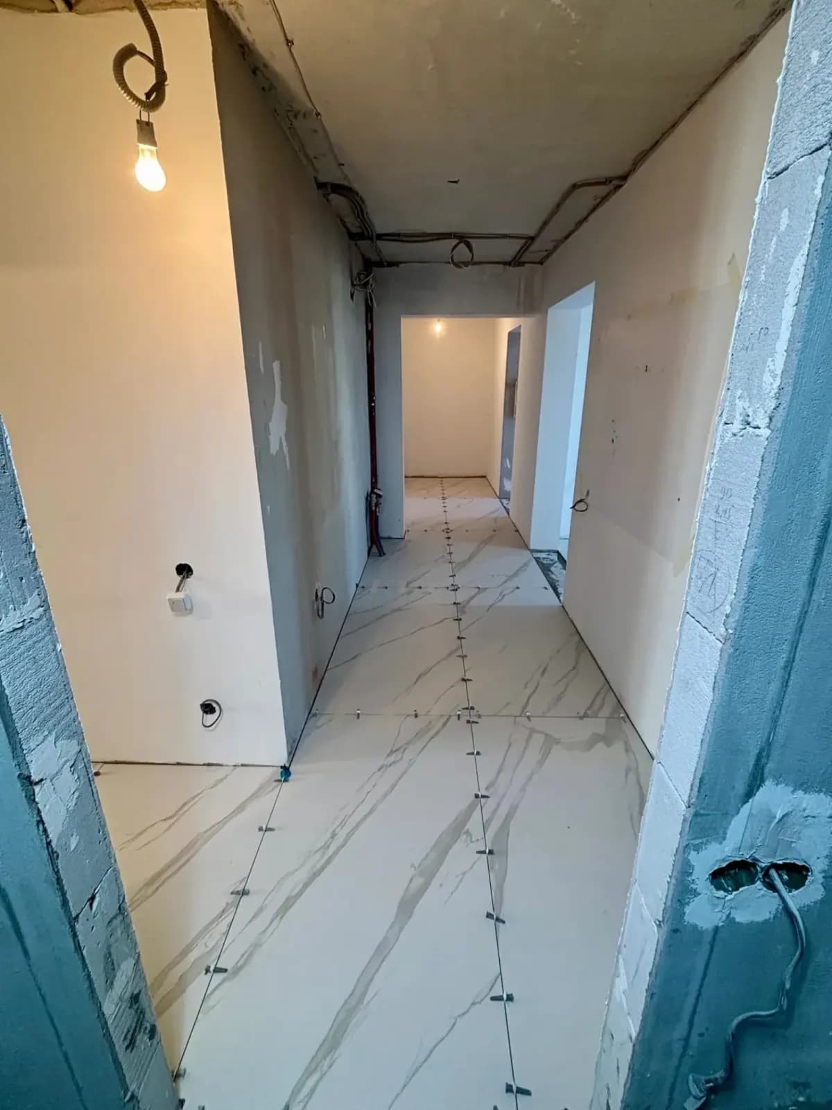 Feinsteinzeugboden auf großer Fläche mit gerader Geometrie Ansicht 2