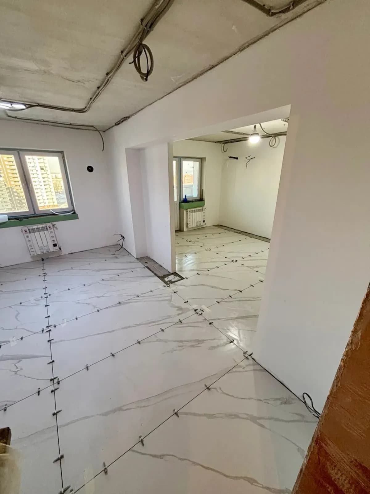 Feinsteinzeugboden auf großer Fläche mit gerader Geometrie